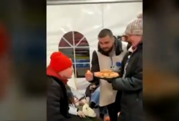 Un tânâr ucrainean a împlinit 18 ani la câteva minute după ce a trecut granița. Voluntarii de la Vama Sighet au improvizat un tort și l-au sărbătorit