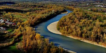 Alți 13 bărbaţi ucraineni, descoperiţi la frontieră după ce au trecut râul Tisa