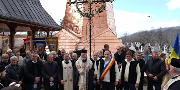 A fost sfințită crucea care va fi înălțată pe turla bisericii din Bârsana – foto