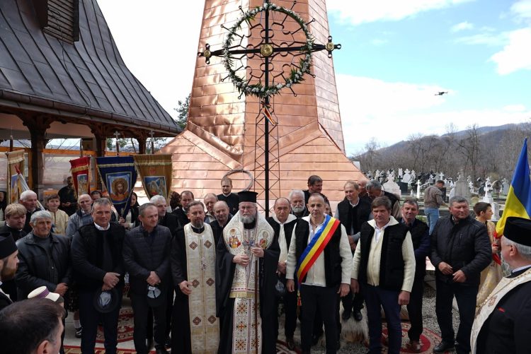 A fost sfințită crucea care va fi înălțată pe turla bisericii din Bârsana – foto