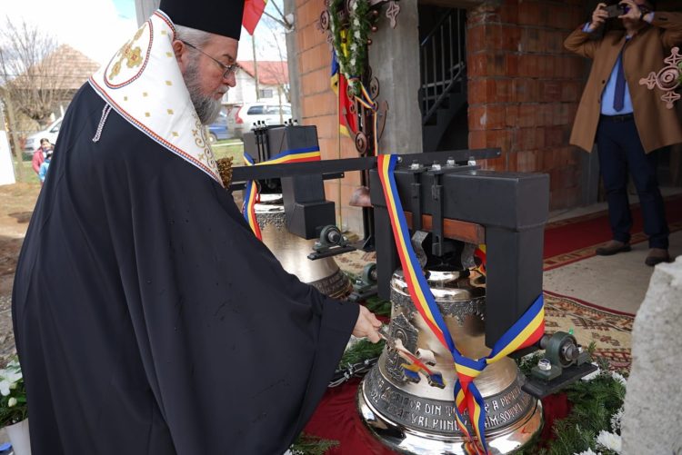 PS Iustin a sfințit clopotele și crucile de la biserica nouă din Săuca