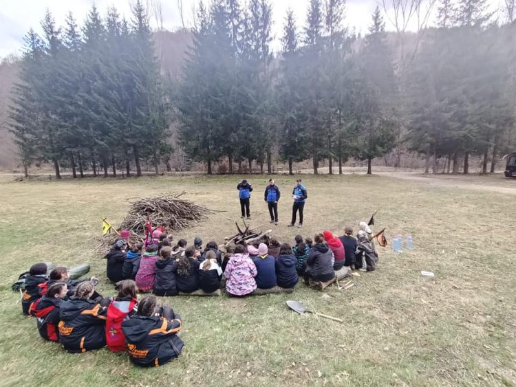 Jandarmii maramureşeni, acțiuni preventiv-educative comune cu un grup de copii aflați în tabăra organizată de Asociația Cercetașii Munților