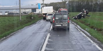 Impact între trei autovehicule pe strada Europa din Baia Mare. Două s-au rostogolit în şanţ – foto