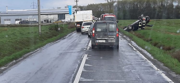 Impact între trei autovehicule pe strada Europa din Baia Mare. Două s-au rostogolit în şanţ – foto