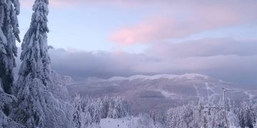 A nins în mai multe județe din țară, schiorii au revenit pe pârtiile din Maramureș