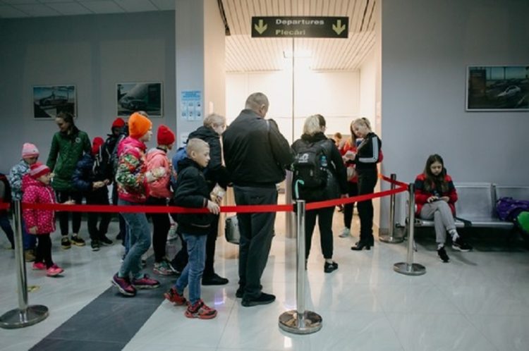 180 de copii abandonaţi din Ucraina, duşi cu avionul din Baia Mare în Antalya de Asociaţia Blondie