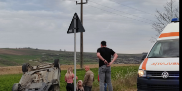 Autoturism răsturnat pe plafon înainte de Băsești.