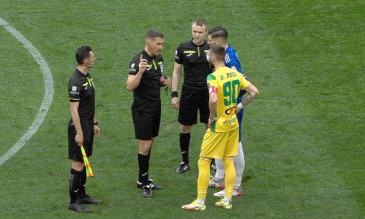 Istvan Kovacs a întrerupt meciul U Craiova 1948 – CS Mioveni, din cauza scandărilor xenofobe ale suporterilor olteni