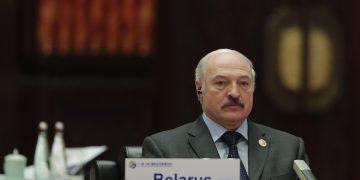 Aleksandr Lukashenko, aliatul lui Vladimir Putin, lovit cu crosa în față la un meci de hochei
