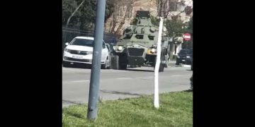 Scenă bizară în Râmnicu Vâlcea. Un vehicul militar intră în mașinile parcate pe un bulevard