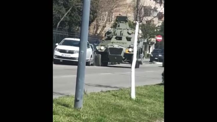 Scenă bizară în Râmnicu Vâlcea. Un vehicul militar intră în mașinile parcate pe un bulevard