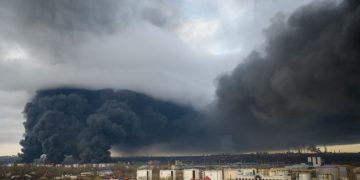 Cerul Odesei a fost acoperit de fum negru după ce Rusia a bombardat cea mai mare rafinărie din Ucraina