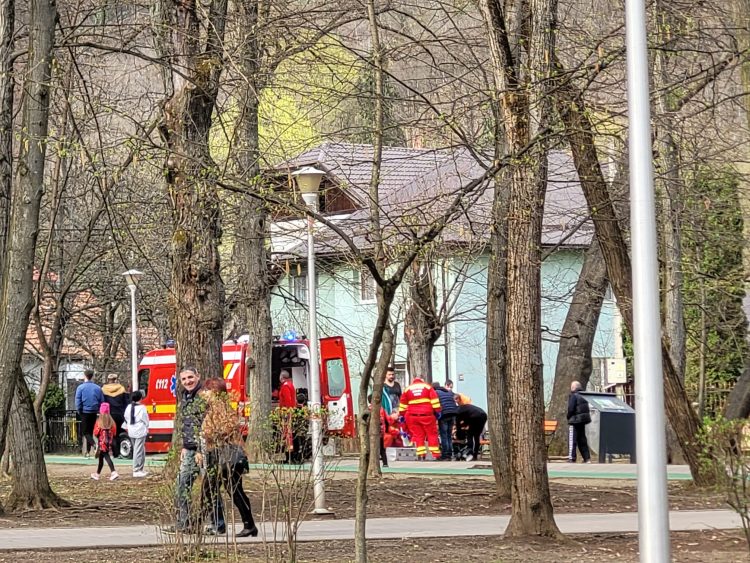 Un tânăr de 16 ani a suferit un infarct în Parcul Municipal din Baia Mare. FOTO