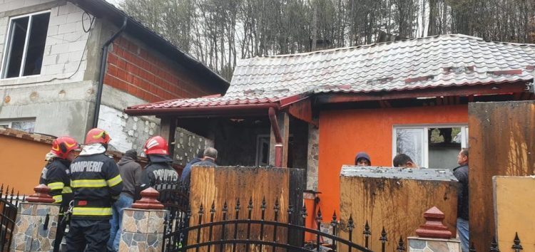 9 maramureșeni au rămas fără adăpost după ce un incendiu le-a mistuit gospodăria