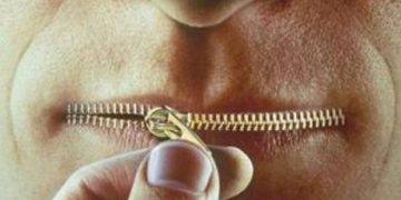 Suntem imaginea societății strâmbe și manipulate!