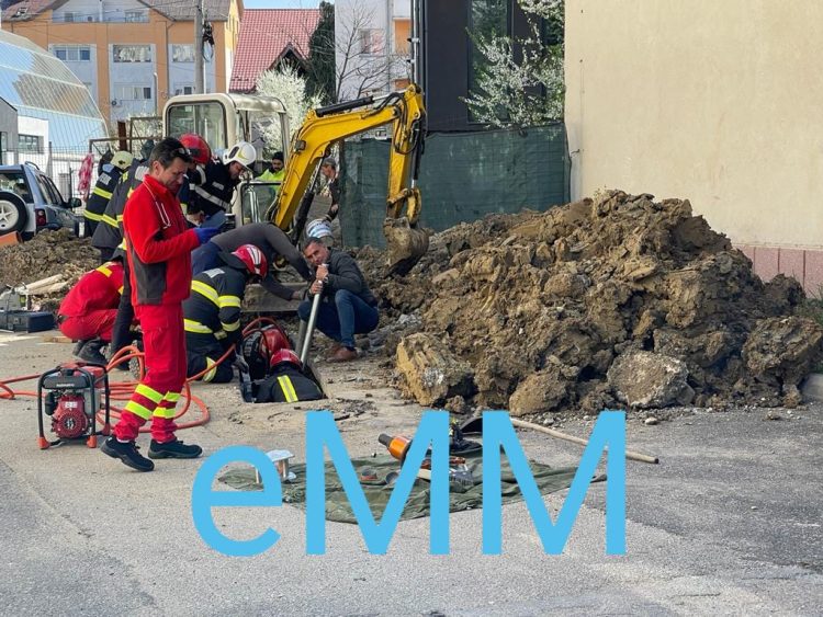 Accident de muncă pe Strada Școlii din Baia Mare. Un angajat a fost prins de un mal de pământ. VIDEO EXCLUSIV