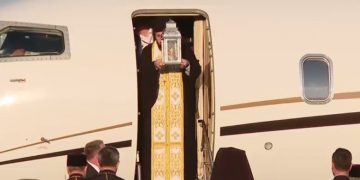 Lumina Sfântă adusă de la Ierusalim a ajuns în România. Ea va fi trimisă și în Republica Moldova și Ucraina