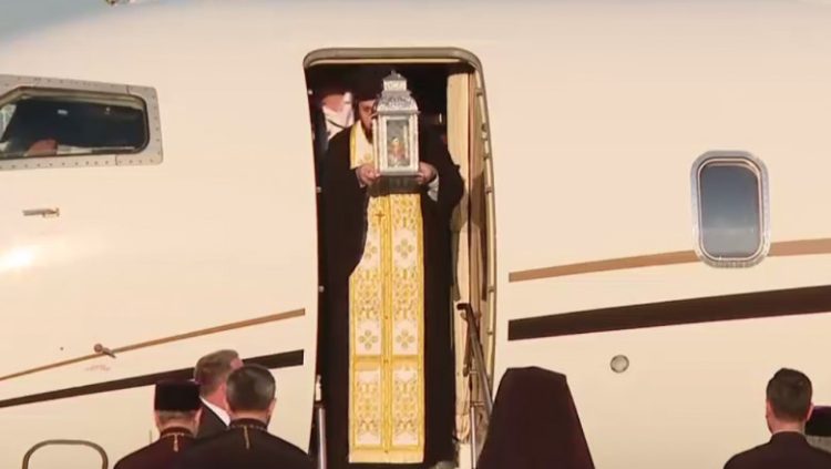 Lumina Sfântă adusă de la Ierusalim a ajuns în România. Ea va fi trimisă și în Republica Moldova și Ucraina