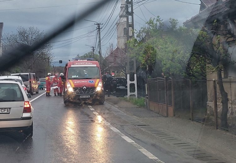 Accident la Tăuţii Măgherăuş. O maşină a ajuns în şanţ, o persoană încarcerată – foto