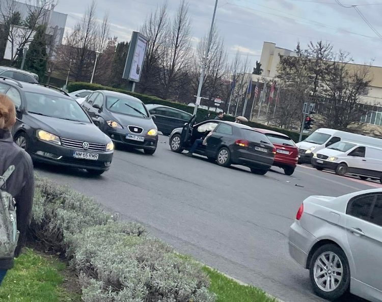 Două maşini s-au ciocnit în intersecţia dintre bulevardele Unirii şi Traian