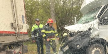 Impact între o autoutilitară şi un TIR, pe Dura – foto
