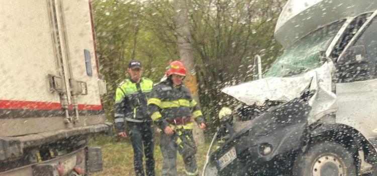 Impact între o autoutilitară şi un TIR, pe Dura – foto