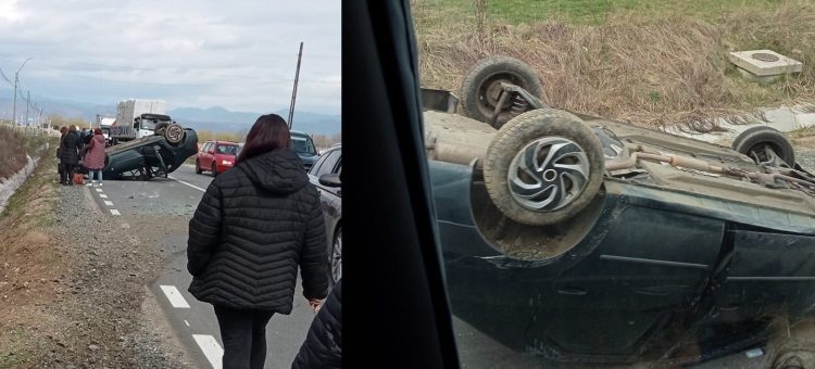 O maşină s-a răsturnat pe plafon la Buzeşti – foto