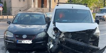 Impact violent între două autoturisme pe bd. Traian din Baia Mare – foto