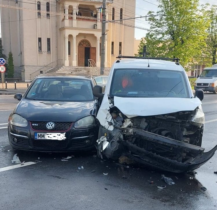 Impact violent între două autoturisme pe bd. Traian din Baia Mare – foto