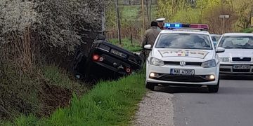 Coliziune între un tractor şi un autoturism la Cătălina. Mașina s-a răsturnat pe plafon într-un șanț – foto