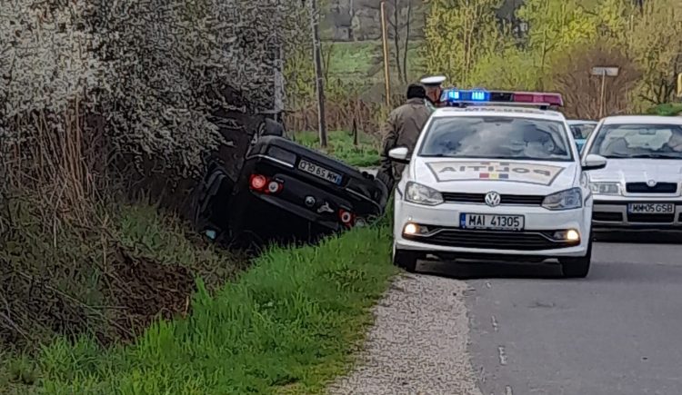 Coliziune între un tractor şi un autoturism la Cătălina. Mașina s-a răsturnat pe plafon într-un șanț – foto