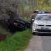 Coliziune între un tractor şi un autoturism la Cătălina. Mașina s-a răsturnat pe plafon într-un șanț – foto