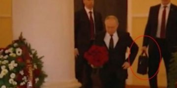 Cum a apărut Vladimir Putin la înmormântarea lui Jirinovski. Ce a adus președintele Rusiei