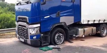 Ungaria. Un camion, condus de un român, s-a răsturnat într-un șanț