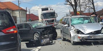 Impact violent chiar în duminica Floriilor. Două autoturisme făcute praf în Satulung