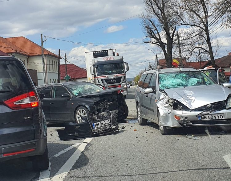 Impact violent chiar în duminica Floriilor. Două autoturisme făcute praf în Satulung