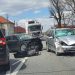 Impact violent chiar în duminica Floriilor. Două autoturisme făcute praf în Satulung