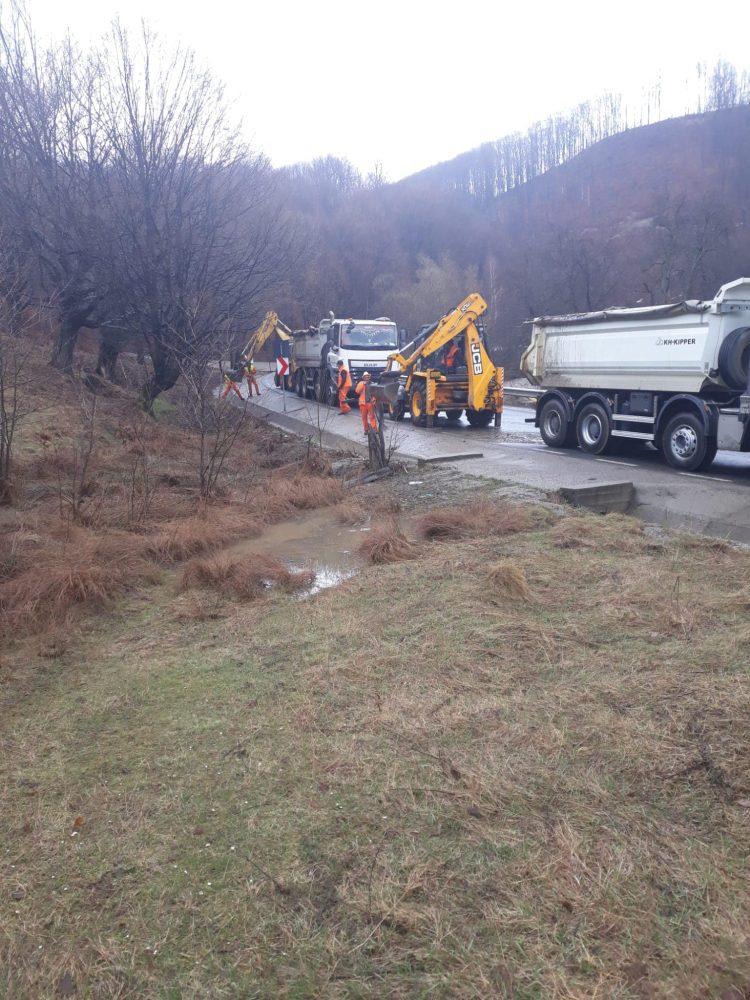 Se fac lucrări de curățare a drumurilor județene