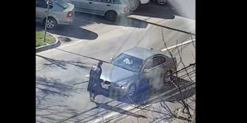 Nebunul din Baia Mare: Înarmat cu o bară metalică, a distrus toate mașinile. VIDEO