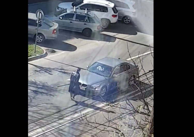 Nebunul din Baia Mare: Înarmat cu o bară metalică, a distrus toate mașinile. VIDEO