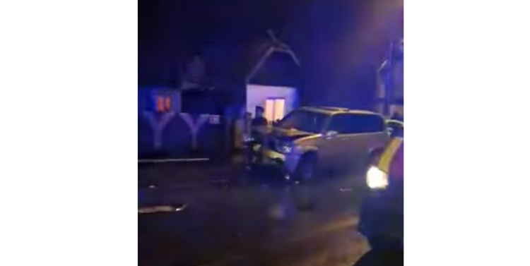 Un șofer de 19 ani băut a lovit două mașini parcate. Erau 5 tineri în BMW-ul condus de băimăreanul inconștient