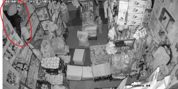 Un lăpușean a spart un magazin chiar lângă secția de poliție. VIDEO