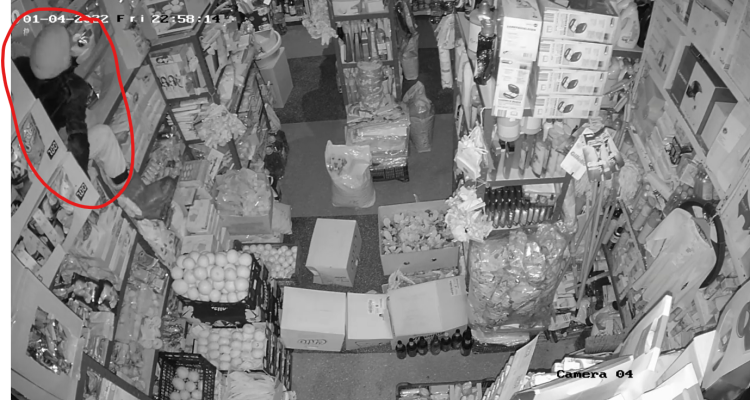 Un lăpușean a spart un magazin chiar lângă secția de poliție. VIDEO