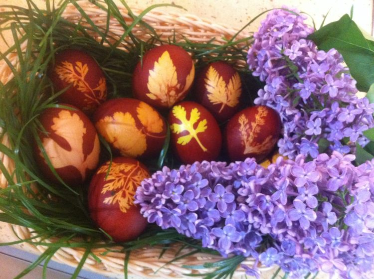 Copiii din Maramureș învață să vopsească ouă la fel cum făceau străbunii lor