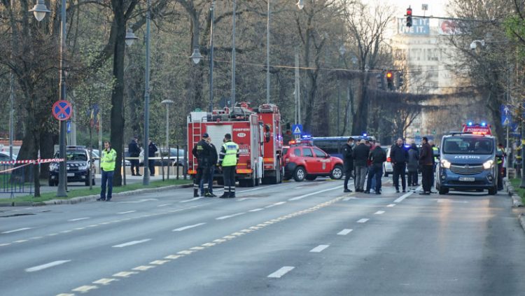 O mașină s-a izbit în gardul Ambasadei Rusiei din București și a luat foc, șoferul a murit. Accidentul a fost un act intenționat
