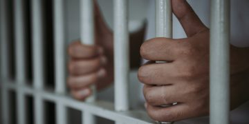Un agent din penitenciar a fost prins când încerca să introducă droguri în închisoare