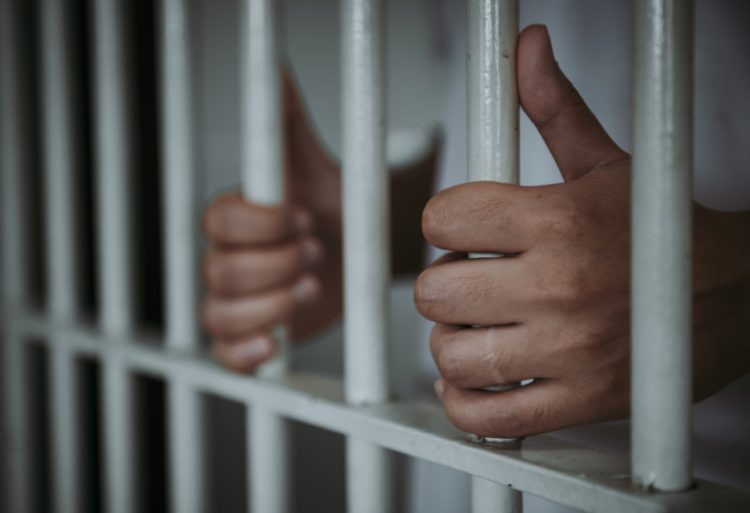 Un agent din penitenciar a fost prins când încerca să introducă droguri în închisoare