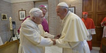 Papa Francisc a fost în vizită la Benedict al XVI-lea care împlinește 95 de ani
