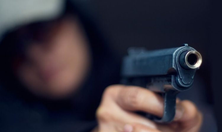 S-au tras focuri de armă în fața unui bar din Sighetu Marmației. Este căutat un tânăr de 23 de ani din Giulești