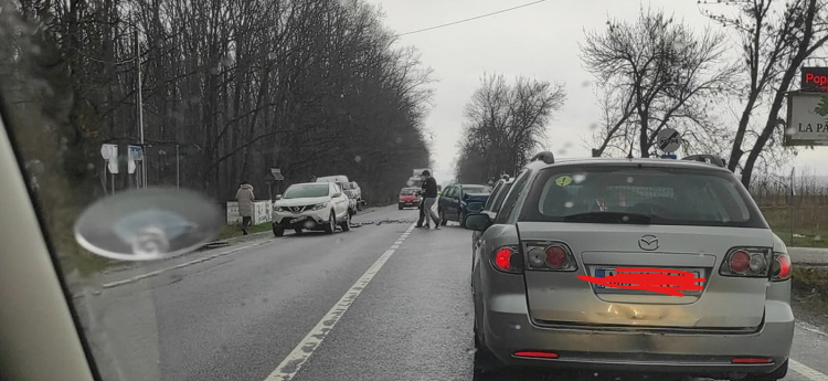 Accident în zona Stejarul. Trafic aglomerat în zonă